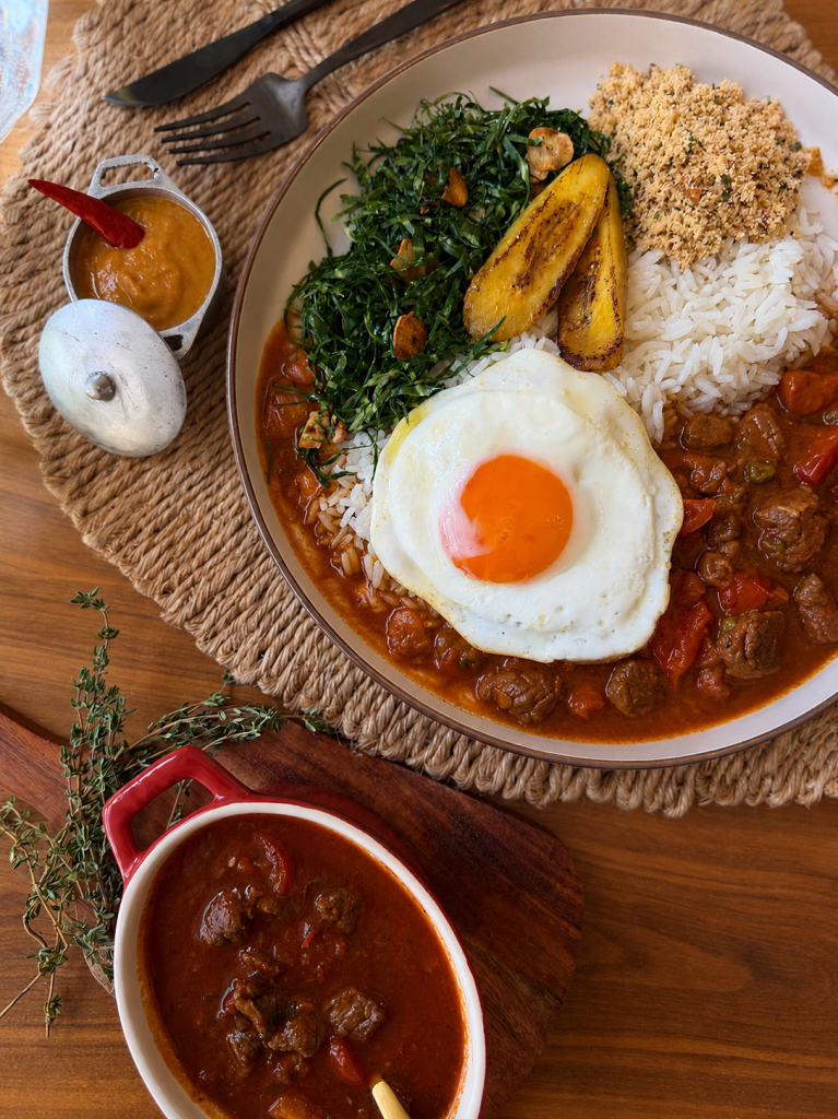 Picadinho da Travessia: beef stew with rice, beans, fried egg, kale, banana and farofa