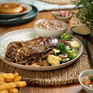 Prato Feito de Contrafilé: grilled striploin steak with caramelized onions, rice, Brazilian beans, vinaigrette and farofa