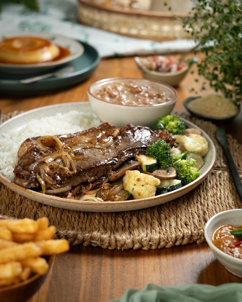 Prato Feito de Contrafilé: grilled striploin steak with caramelized onions, rice, Brazilian beans, vinaigrette and farofa