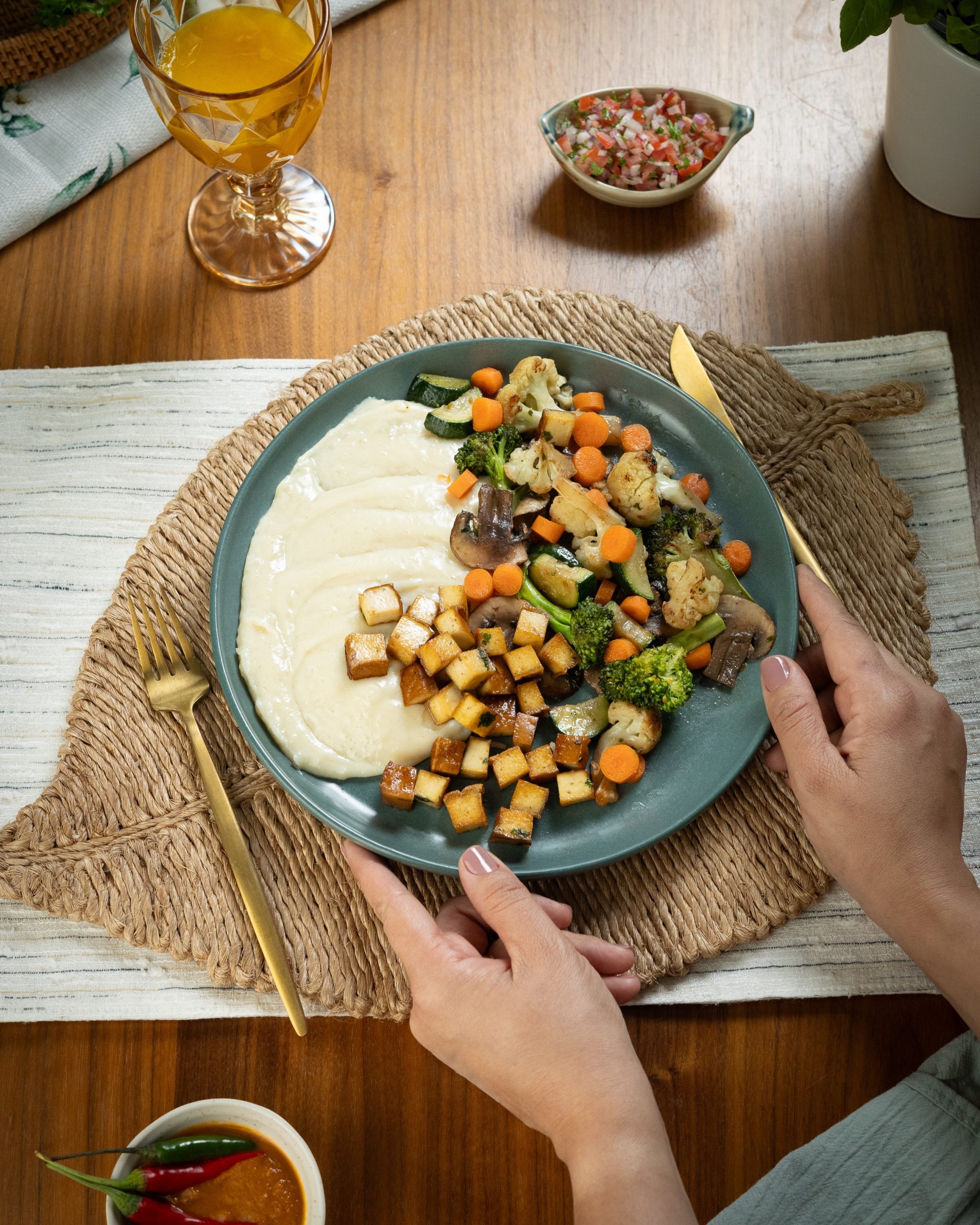 Tofu Grelhado com Purê e Legumes Caramelizados