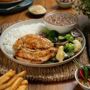 Prato Feito de Frango Grelhado: grilled chicken breast with white rice, Brazilian beans, vegetables and farofa